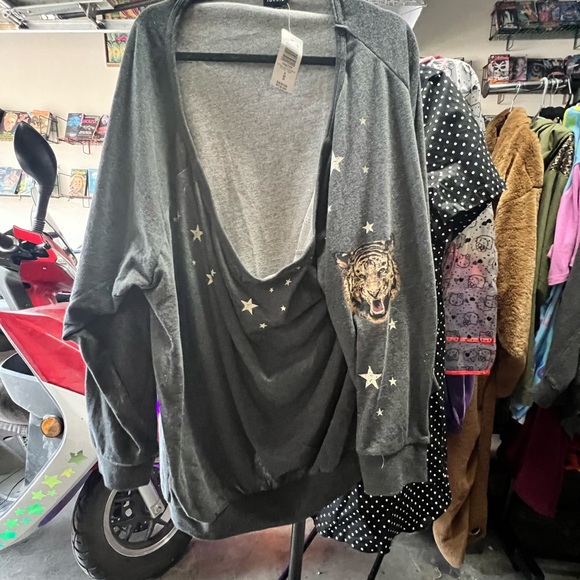 Torrid tiger off shoulder sweat shirt! NWT! - Picture 7 of 7